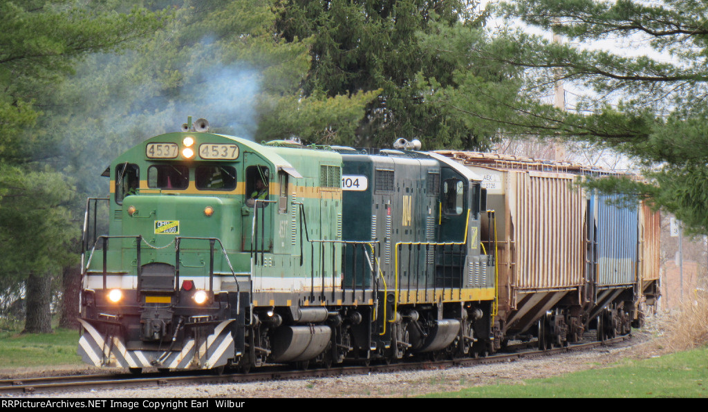 Ohio South Central Railroad (OSCR) 4537 & 104